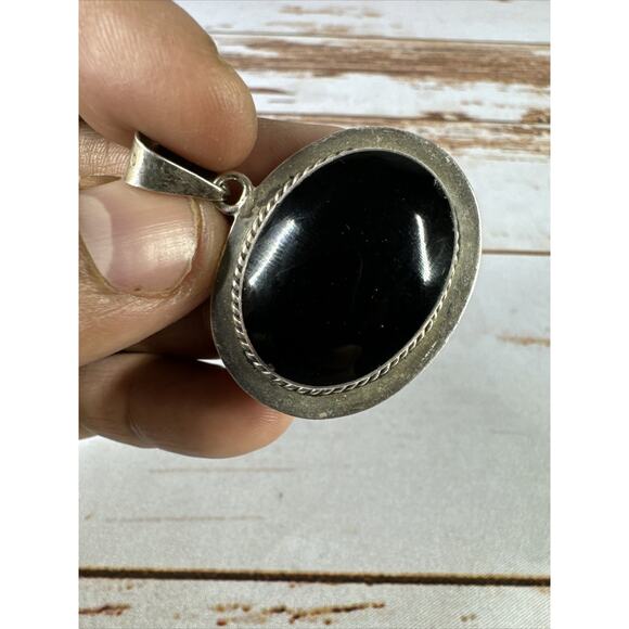 Sterling With Onyx Oval Pendant 92.5 - Picture 4 of 5